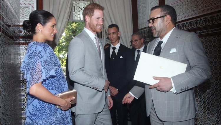 El Príncipe Harry y Meghan Markle saludan a Mohamed VI durante su visita oficial a Marruecos