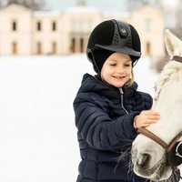 La Princesa Estela de Suecia jugando con un caballo