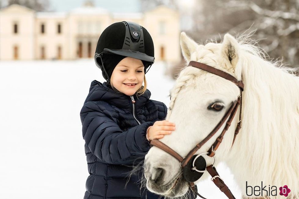 La Princesa Estela de Suecia jugando con un caballo