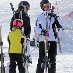 La Infanta Cristina y sus hijos Juan Urdangarin e Irene Urdangarin esquiando en Baqueira Beret