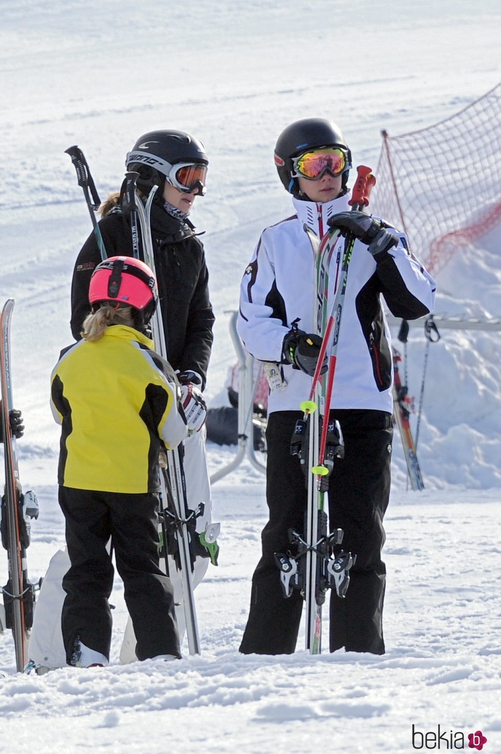 La Infanta Cristina y sus hijos Juan Urdangarin e Irene Urdangarin esquiando en Baqueira Beret