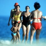 María del Monte con Isabel Pantoja y Chabelita Pantoja en la playa
