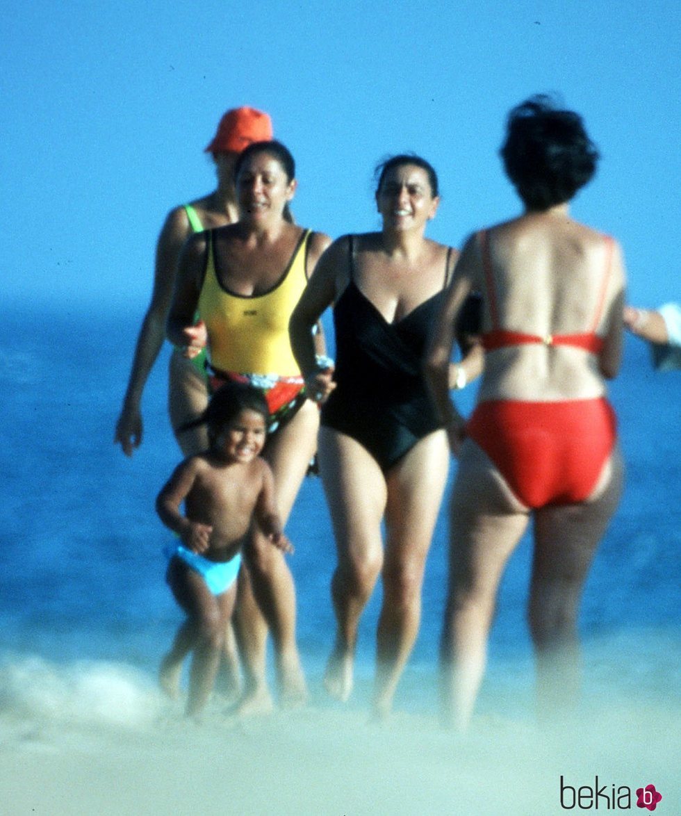 María del Monte con Isabel Pantoja y Chabelita Pantoja en la playa