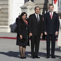 Los Reyes Felipe y Letizia con el Presidente de Perú, Martín Vizcarra, y su esposa en su recepción oficial