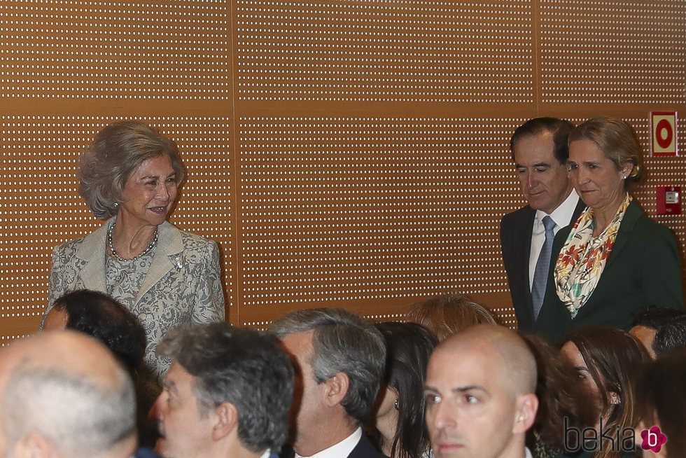La Reina Sofía y la Infanta Elena en la entrega de becas de la Fundación Reina Sofía