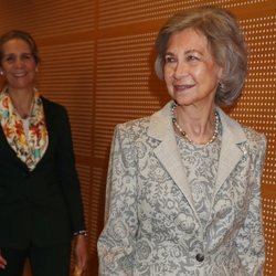 La Reina Sofía entrega las becas de la Fundación Reina Sofía junto a la Infanta Elena