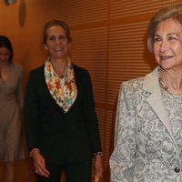 La Reina Sofía entrega las becas de la Fundación Reina Sofía junto a la Infanta Elena