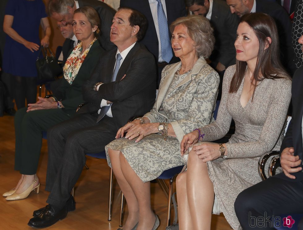 La Reina Sofía y la Infanta Elena durante la entrega de becas de la Fundación Reina Sofía