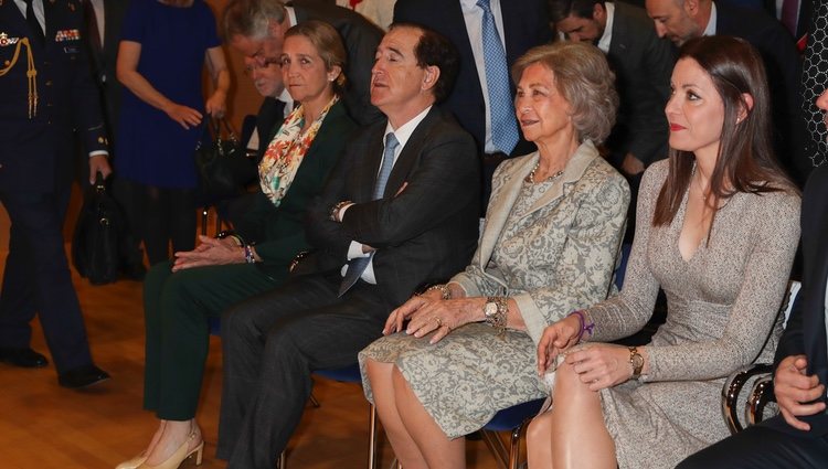 La Reina Sofía y la Infanta Elena durante la entrega de becas de la Fundación Reina Sofía