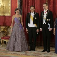 Los Reyes Felipe y Letizia con el Presidente de Perú, Martín Vizcarra, y su esposa en la cena de gala en el Palacio Real