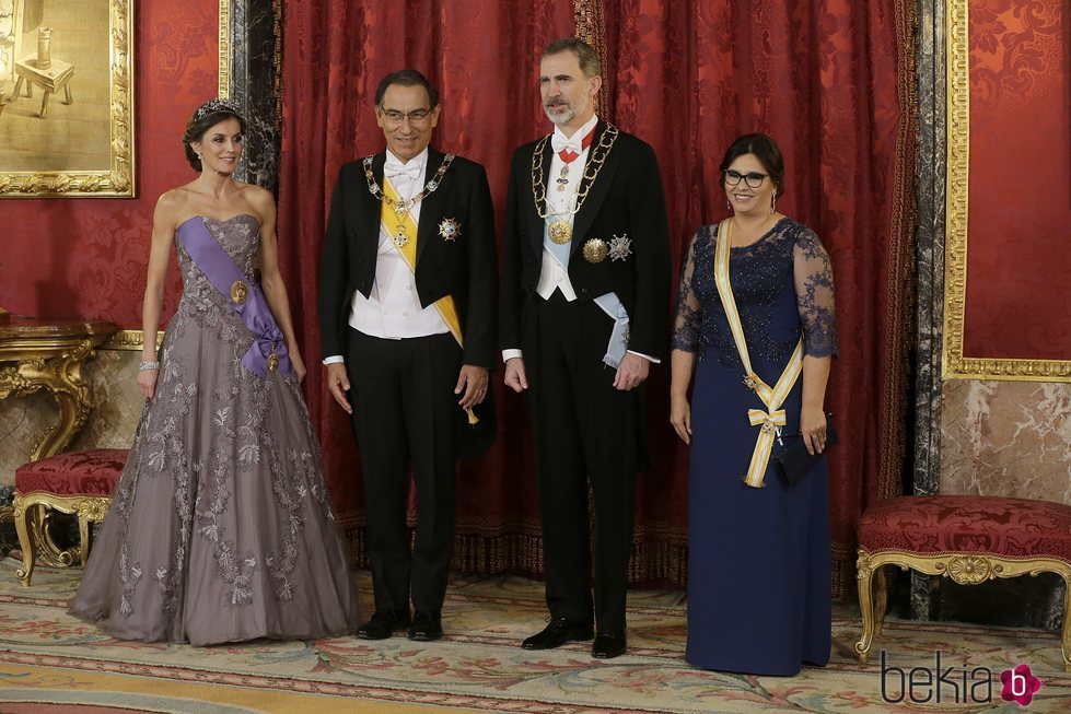 Los Reyes Felipe y Letizia con el Presidente de Perú, Martín Vizcarra, y su esposa en la cena de gala en el Palacio Real