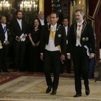 El Rey Felipe y Martín Vizcarra con la Reina Letizia detrás en la cena de gala al Presidente de Perú en el Palacio Real