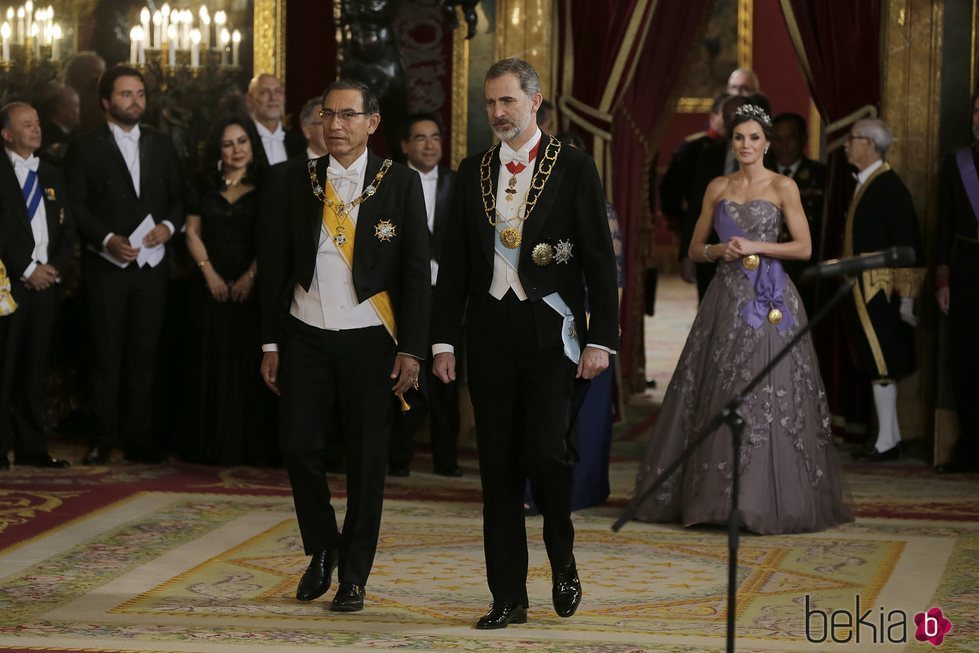El Rey Felipe y Martín Vizcarra con la Reina Letizia detrás en la cena de gala al Presidente de Perú en el Palacio Real