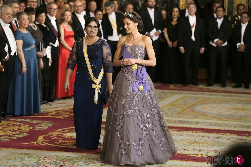 La Reina Letizia y Maribel Díaz Cabello en la cena de gala al Presidente de Perú