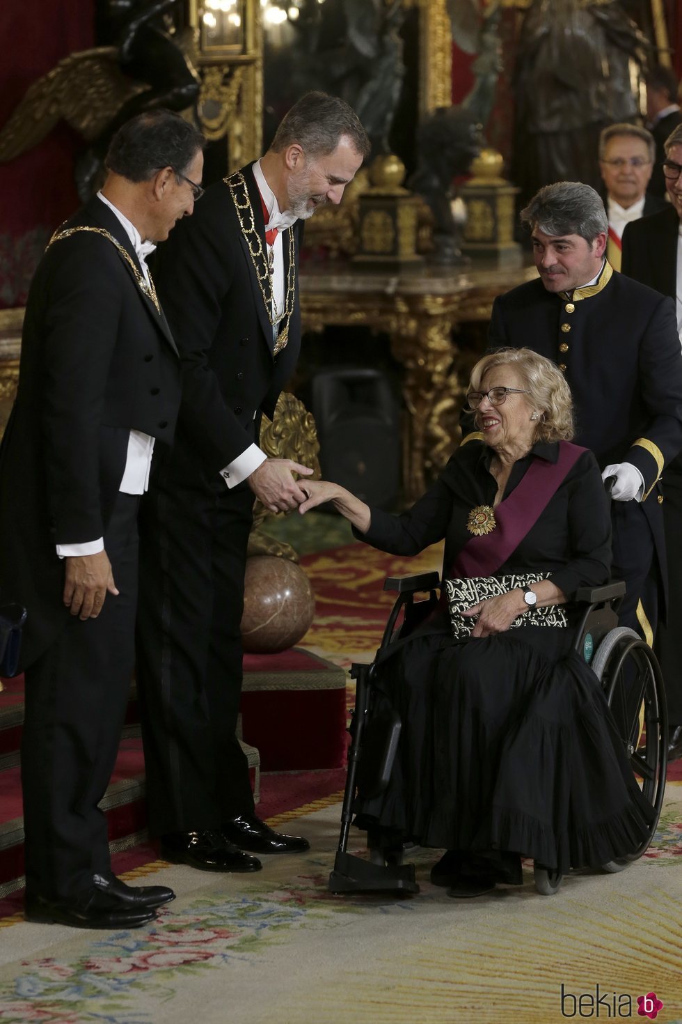 Manuela Carmena saluda al Rey Felipe en la cena de gala al Presidente de Perú
