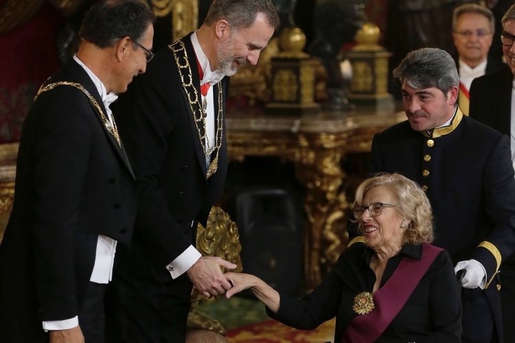 Manuela Carmena saluda al Rey Felipe en la cena de gala al Presidente de Perú