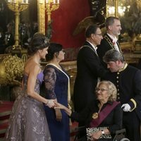 Manuela Carmena saluda a la Reina Letizia en la cena de gala al Presidente de Perú