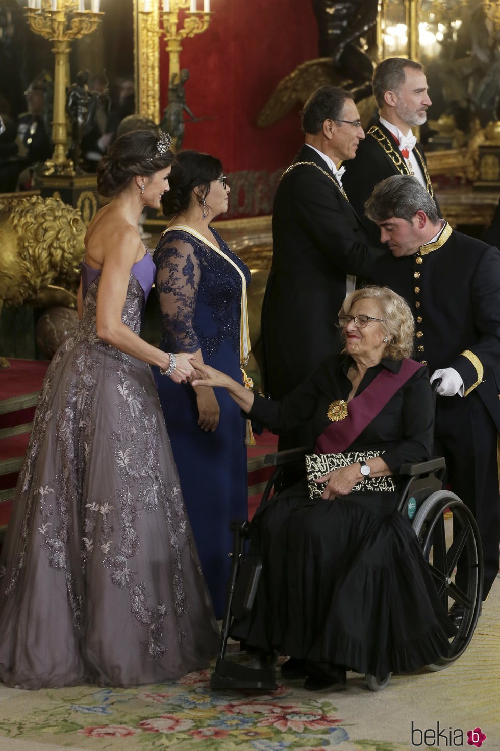 Manuela Carmena saluda a la Reina Letizia en la cena de gala al Presidente de Perú