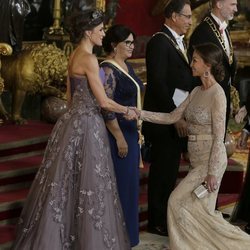 Isabel Preysler hace la reverencia a la Reina Letizia en la cena de gala al Presidente de Perú