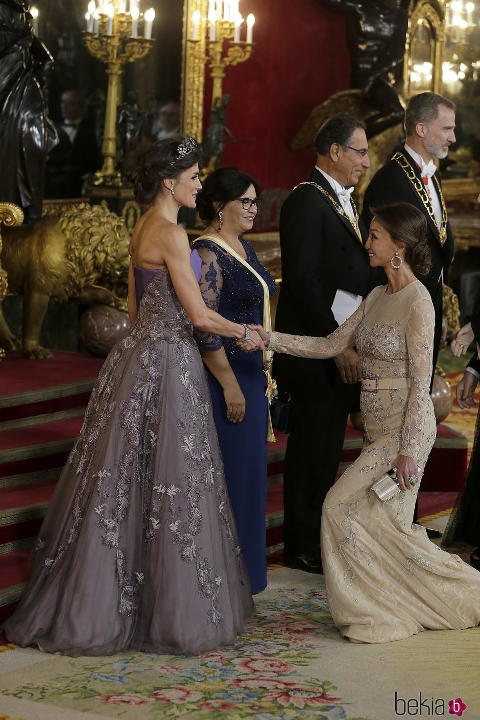 Isabel Preysler hace la reverencia a la Reina Letizia en la cena de gala al Presidente de Perú