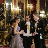 Los Reyes Felipe y Letizia charlando con Martín Vizcarra y Maribel Díaz Cabello en el Palacio Real