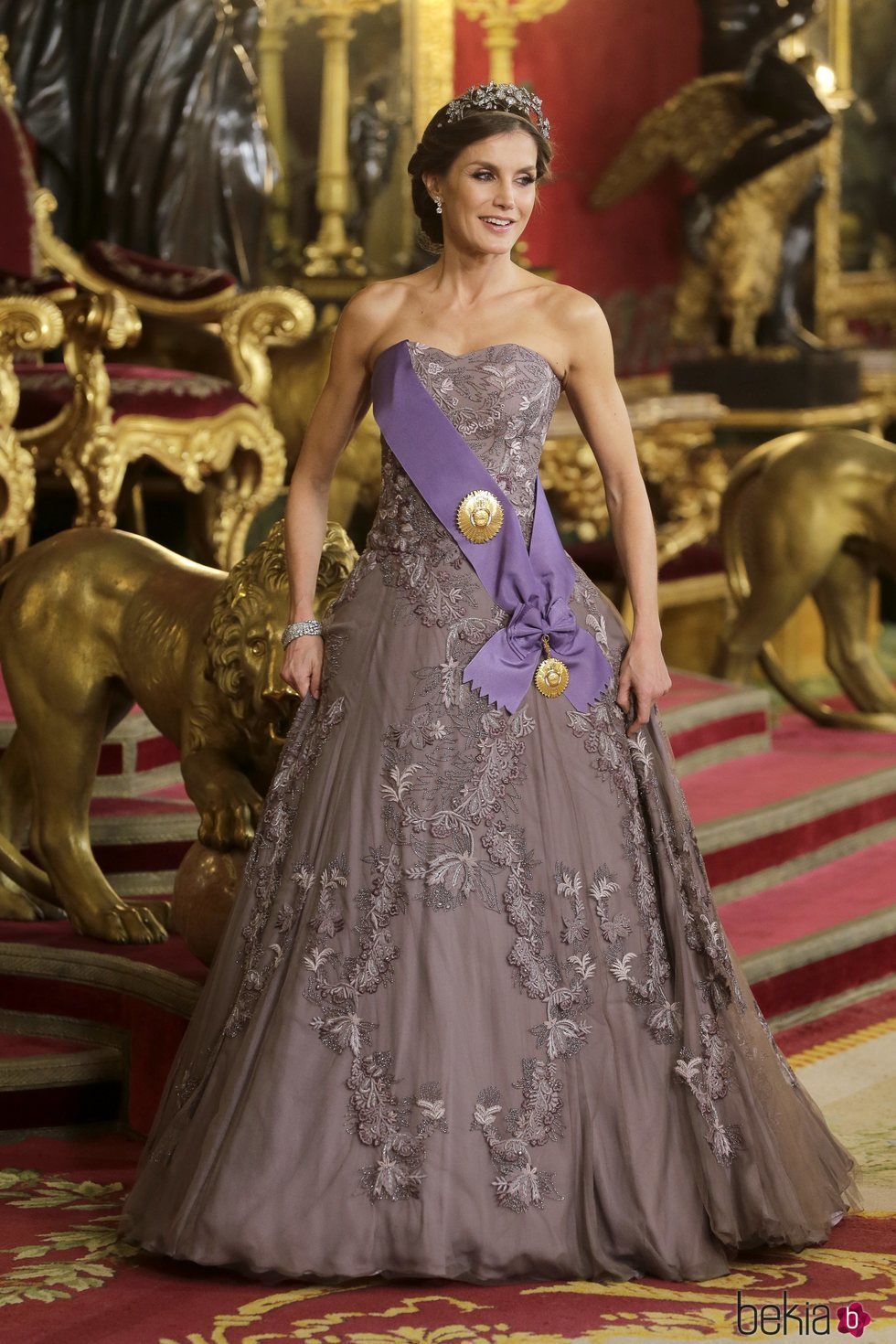 La Reina Letizia en la cena de gala al Presidente de Perú, Martín Vizcarra, en el Palacio Real