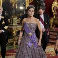 La Reina Letizia con la tiara floral y el vestido que llevó en la boda de los Duques de Cambridge