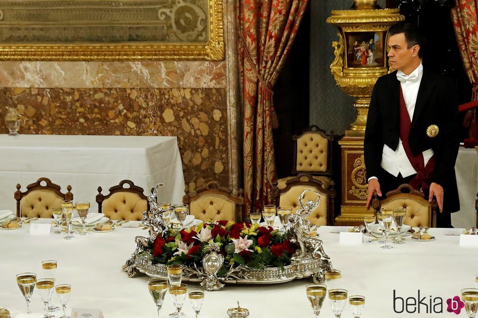 La soledad de Pedro Sánchez en la cena de gala al Presidente del Perú en el Palacio Real