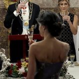 El Rey Felipe y Begoña Gómez bebiendo frente a la Reina Letizia en la cena de gala al Presidente de Perú