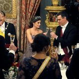La Reina Letizia brindando con Pedro Sánchez en la cena de gala al Presidente de Perú