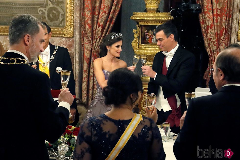 La Reina Letizia brindando con Pedro Sánchez en la cena de gala al Presidente de Perú