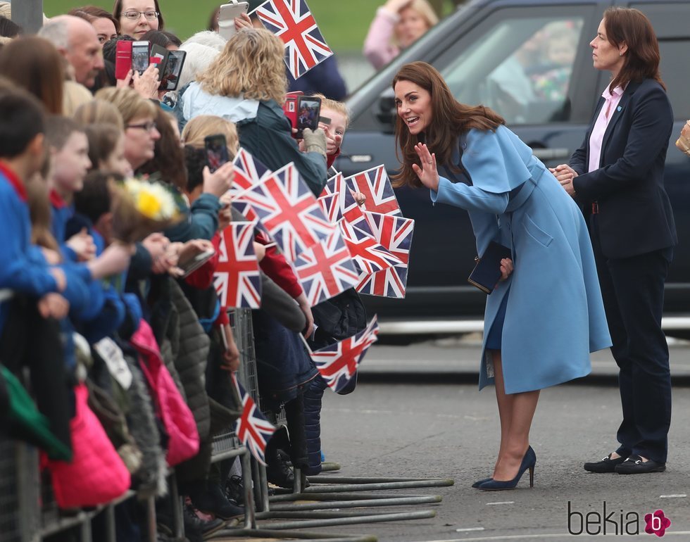 Kate Middleton saluda sonriente a los irlandeses