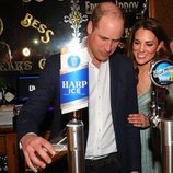 El Príncipe Guillermo y Kate Middleton tirando cerveza