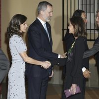 Isabel Preysler saluda a la Reina Letizia en la cena por la Visita de Estado del Presidente de Perú, Martín Vizcarra