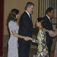 Alessandra de Osma hace la reverencia a la Reina Letizia en la cena por la Visita de Estado del Presidente de Perú, Martín Vizcarra