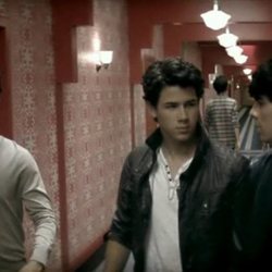 Los Jonas Brothers en el videoclip 'Paranoid'