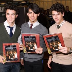 Los Jonas Brothers en la presentación de su libro