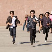Los Jonas Brothers escapando de sus fans