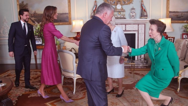 Abdalá, Rania y Hussein de Jordania saludan a la Reina Isabel y la Princesa Ana