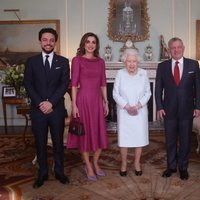 La Reina Isabel y la Princesa Ana con los Reyes Abdalá y Rania y su hijo Hussein de Jordania