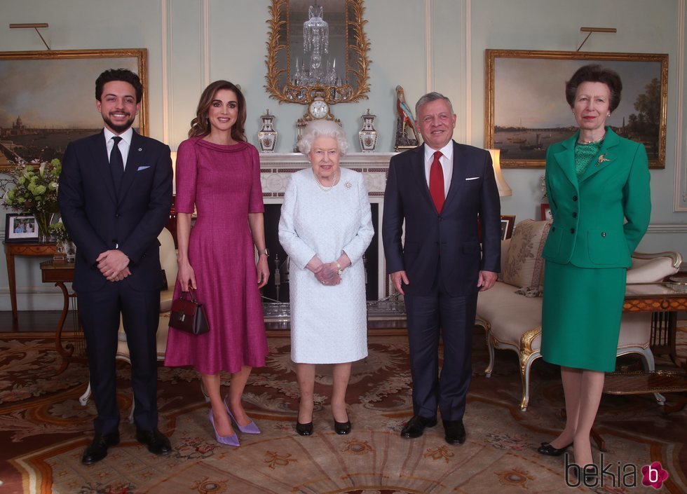 La Reina Isabel y la Princesa Ana con los Reyes Abdalá y Rania y su hijo Hussein de Jordania