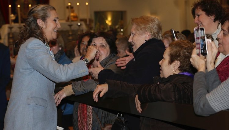 La Infanta Elena saludando a unas señoras en la Basílica de Jesús de Medinaceli