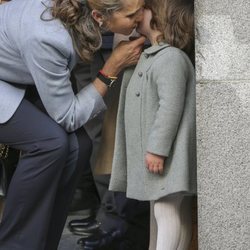 La Infanta Elena besa a una niña en la Basílica de Jesús de Medinaceli