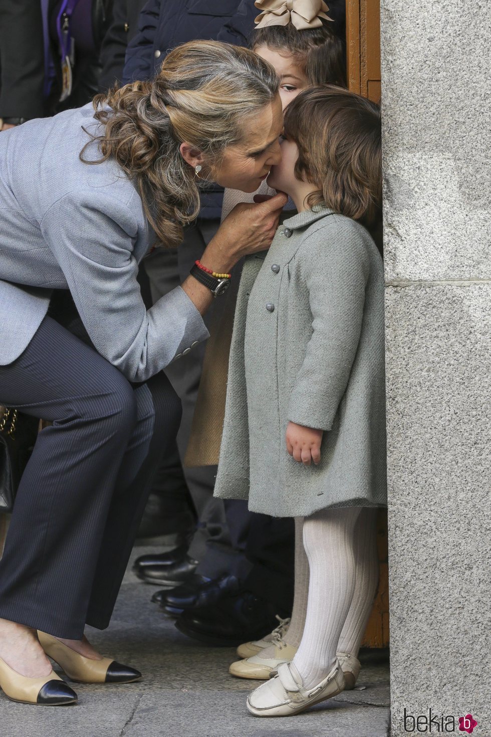 La Infanta Elena besa a una niña en la Basílica de Jesús de Medinaceli