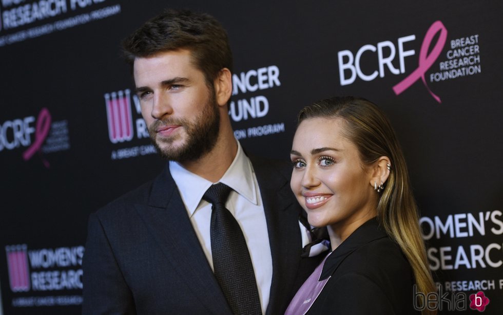 Miley Cyrus y Liam Hemsworth posan en un evento benéfico contra el cáncer de la mujer