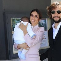 Elena Furiase y Gonzalo Ramos con su hijo Noah el día de su bautizo