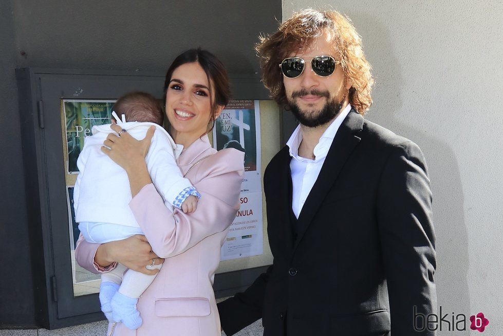 Elena Furiase y Gonzalo Ramos con su hijo Noah el día de su bautizo