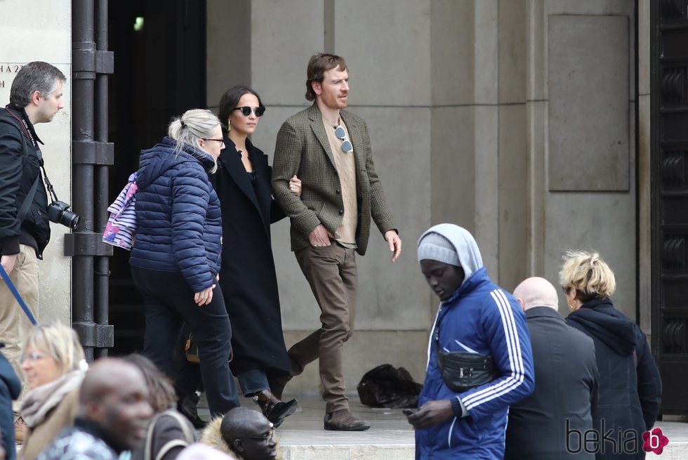 Alicia Vikander y Michael Fassbender dando un paseo por París