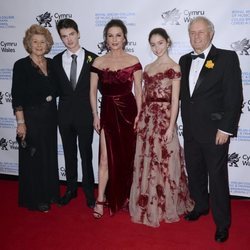 Catherine Zeta-Jones junto a sus padres y sus hijos