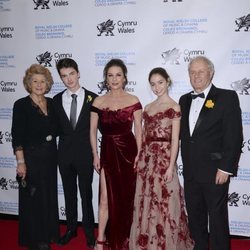 Catherine Zeta-Jones junto a sus padres y sus hijos